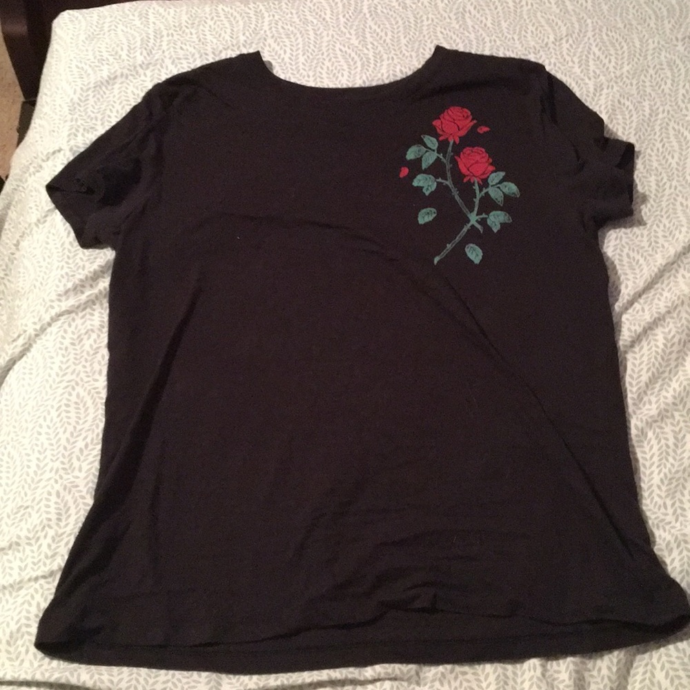 Black Aeropostale shirt w/ roses